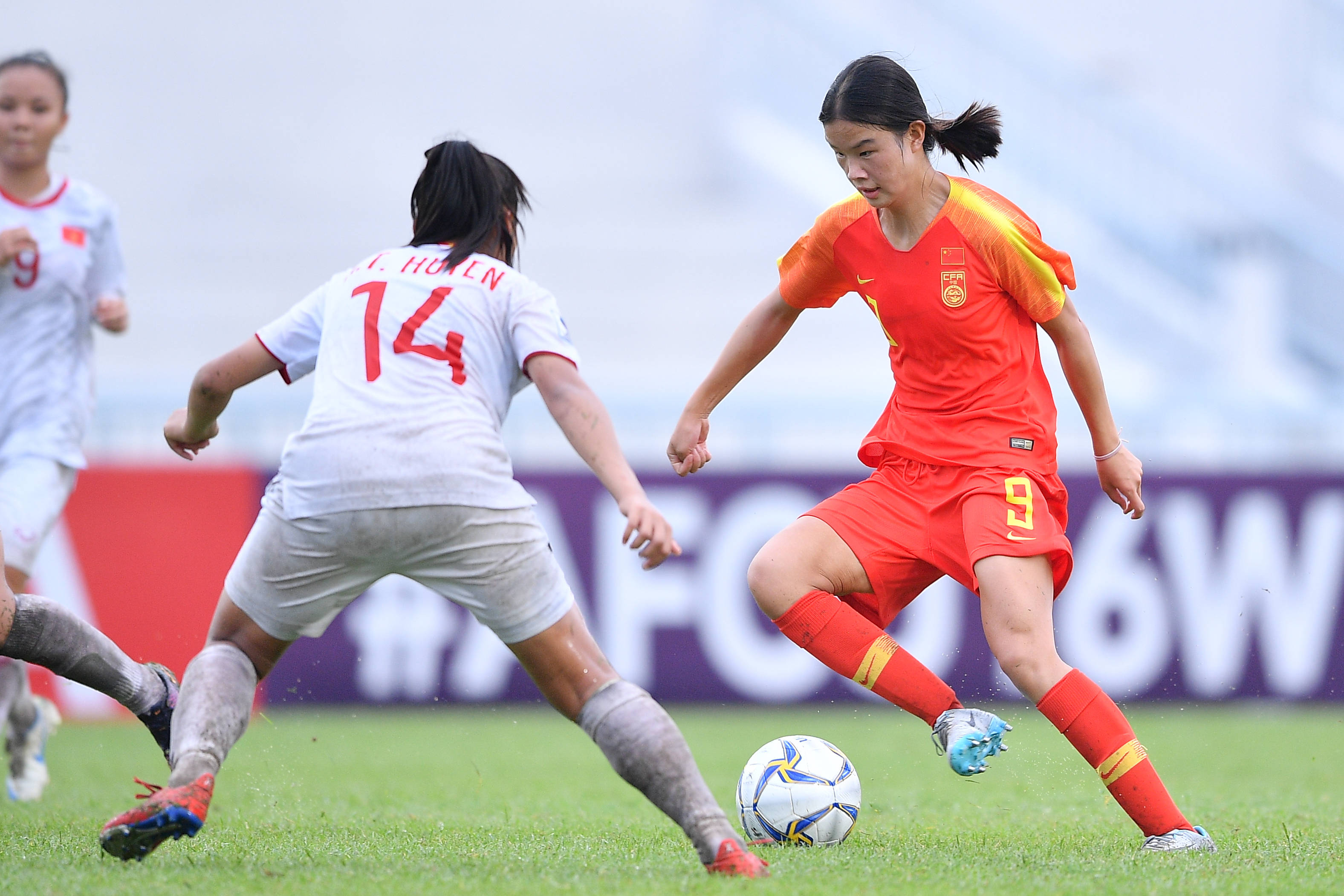 关于震撼：女足比赛女神球员展示新技能的信息