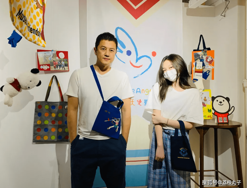 注册领彩金-老鹰队球员参加义卖活动筹集善款支持慈善(老鹰队人员)